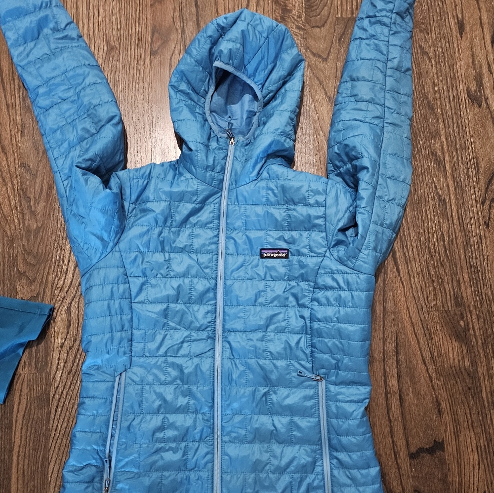 Patagonia Size M Blue Hooded Puffer Jacket